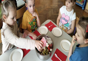 dziewczynka wlewa sos grecki