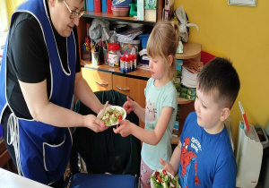 sałatka grecka u naszej Pani Asi z grupy ,,Motylki''