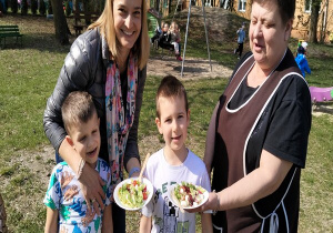 sałatka grecka u naszych Pań Gosi i Dorotki z grupy ,,Żabki''