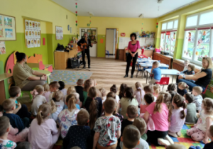 Dzieci słuchają brzmienia gitary