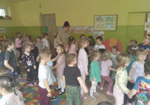 Dzieci słuchają brzmienia gitary