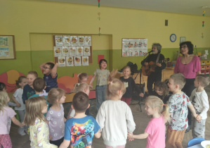 Dzieci słuchają brzmienia gitary