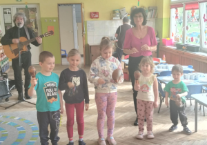 Dzieci grają na instrumentach