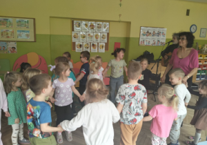 Dzieci słuchają brzmienia gitary