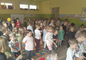 Dzieci słuchają brzmienia gitary