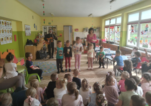 Dzieci grają na instrumentach