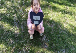 dziewczynka ze swoim serduszkiem