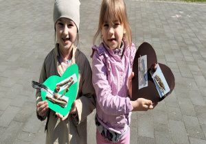 dziewczynki ze swoimi serduszkami