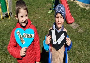 chłopcy ze swoimi sercami