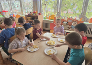 przedszkolaki kroją jabłka