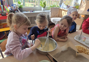 przedszkolaki łączą składniki przygotowując ciasto