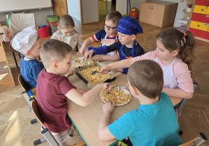 przedszkolaki wsypują jabłka