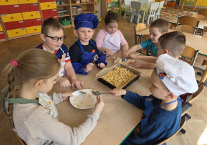 przedszkolaki wsypują jabłka