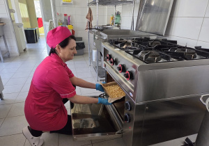 ciasto wstawiane przez panią kucharkę do piekarnika