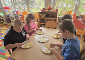 przedszkolaki kroją jabłka