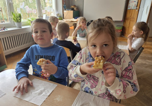 degustacja upieczonego ciasta