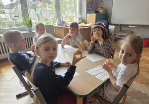 degustacja upieczonego ciasta