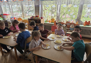 przedszkolaki kroją jabłka do ciasta