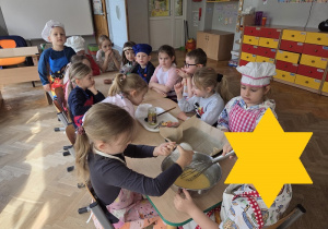 przedszkolaki łączą składniki przygotowując ciasto