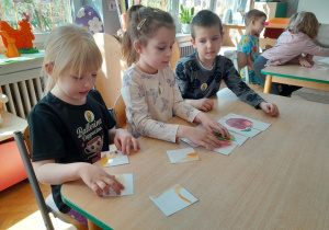 Dzieci rozwiązują zadania dotyczące zdrowego odżywiania