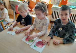 Dzieci rozwiązują zadania dotyczące zdrowego odżywiania