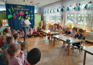 Dzieci rozwiązują zadania dotyczące zdrowego odżywiania