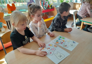 Dzieci rozwiązują zadania dotyczące zdrowego odżywiania