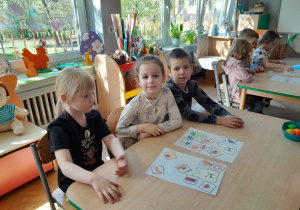 Dzieci rozwiązują zadania dotyczące zdrowego odżywiania