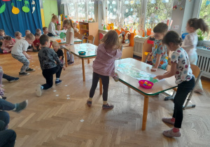 Dzieci rozwiązują zadania dotyczące zdrowego odżywiania