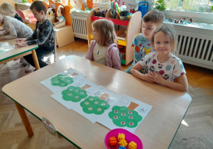 Dzieci rozwiązują zadania dotyczące zdrowego odżywiania