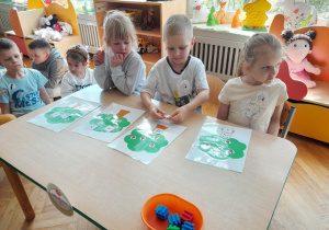 Dzieci rozwiązują zadania dotyczące zdrowego odżywiania