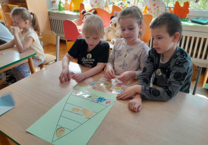 Dzieci rozwiązują zadania dotyczące zdrowego odżywiania