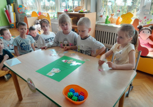 Dzieci rozwiązują zadania dotyczące zdrowego odżywiania