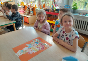 Dzieci rozwiązują zadania dotyczące zdrowego odżywiania