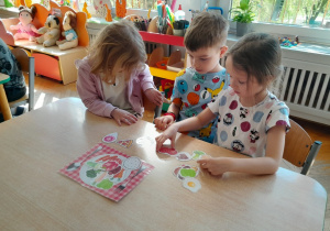 Dzieci rozwiązują zadania dotyczące zdrowego odżywiania