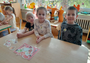 Dzieci rozwiązują zadania dotyczące zdrowego odżywiania