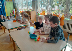 Dzieci rozwiązują zadania dotyczące zdrowego odżywiania