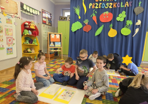 dzieci rozwiązują zadania