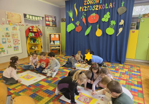 dzieci rozwiązują zadania