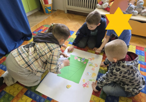 dzieci rozwiązują zadania