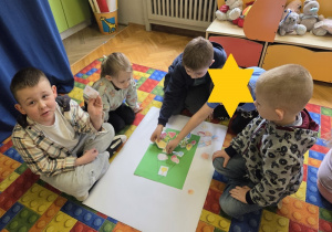 dzieci rozwiązują zadania