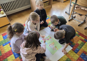 dzieci rozwiązują zadania