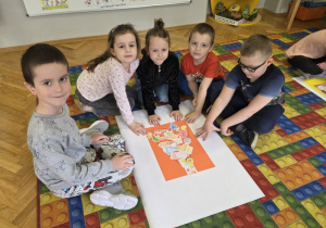 dzieci rozwiązują zadania