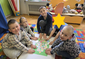 dzieci rozwiązują zadania