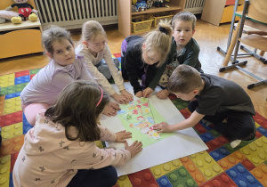 dzieci rozwiązują zadania
