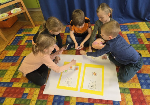 dzieci rozwiązują zadania