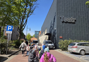 przed teatrem Pinokio