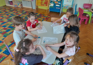 Dzieci wyklejają literę "r" plasteliną