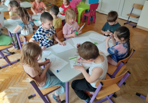 Dzieci przygotowują zaproszenia dla rodziców