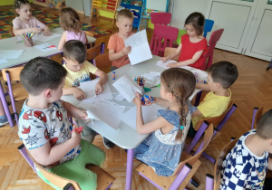Dzieci przygotowują zaproszenia dla rodziców